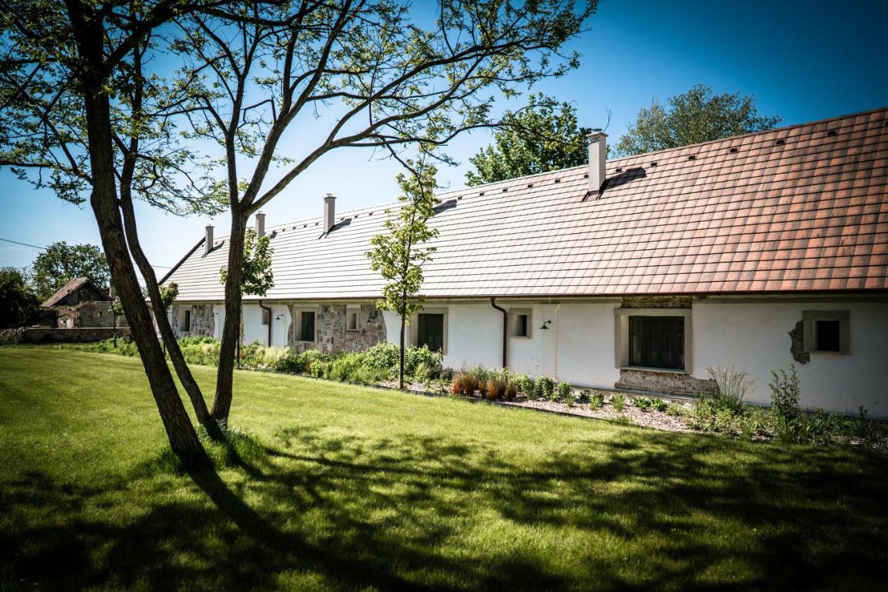 Pajta Apartman Es Vendeghaz Tata Exterior foto