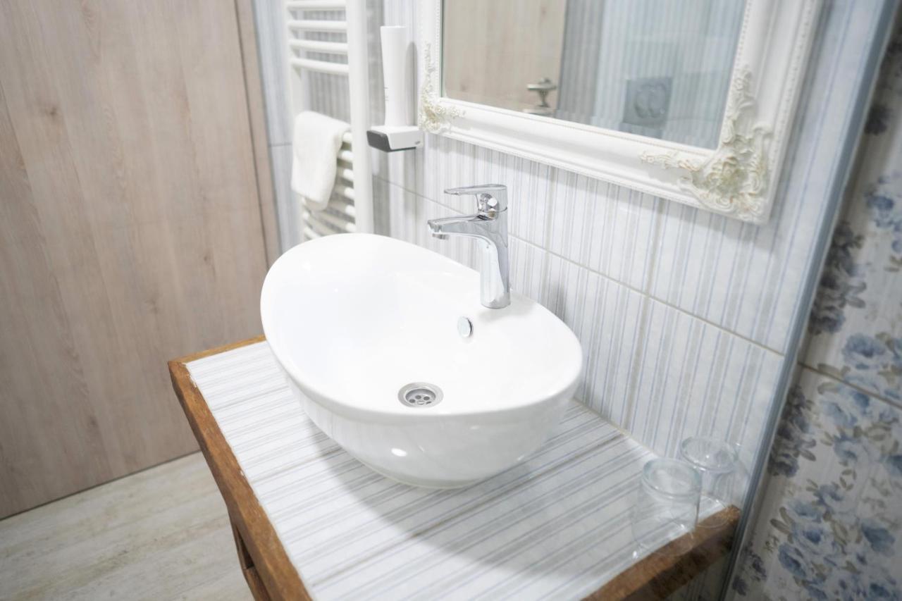 Pajta Apartman Es Vendeghaz Tata Exterior foto
