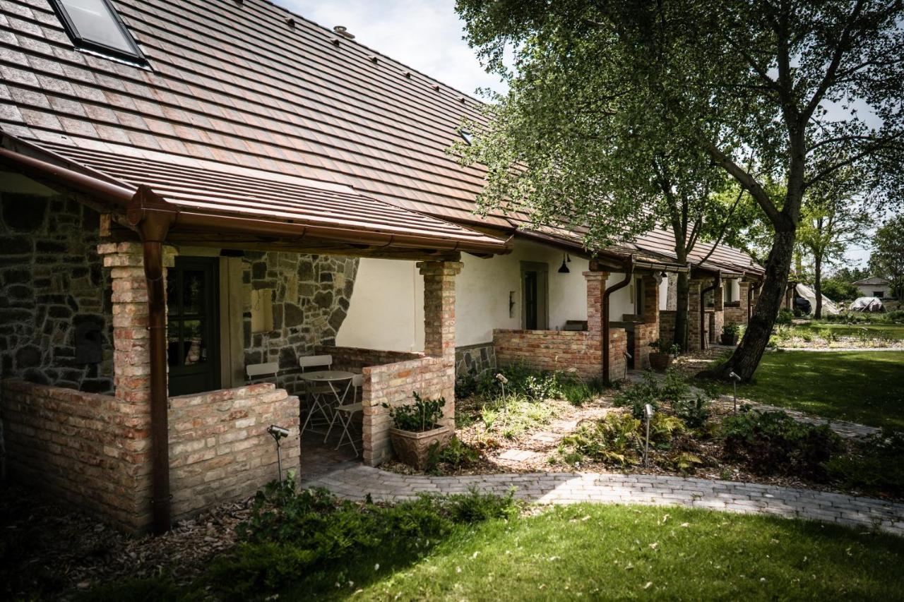 Pajta Apartman Es Vendeghaz Tata Exterior foto