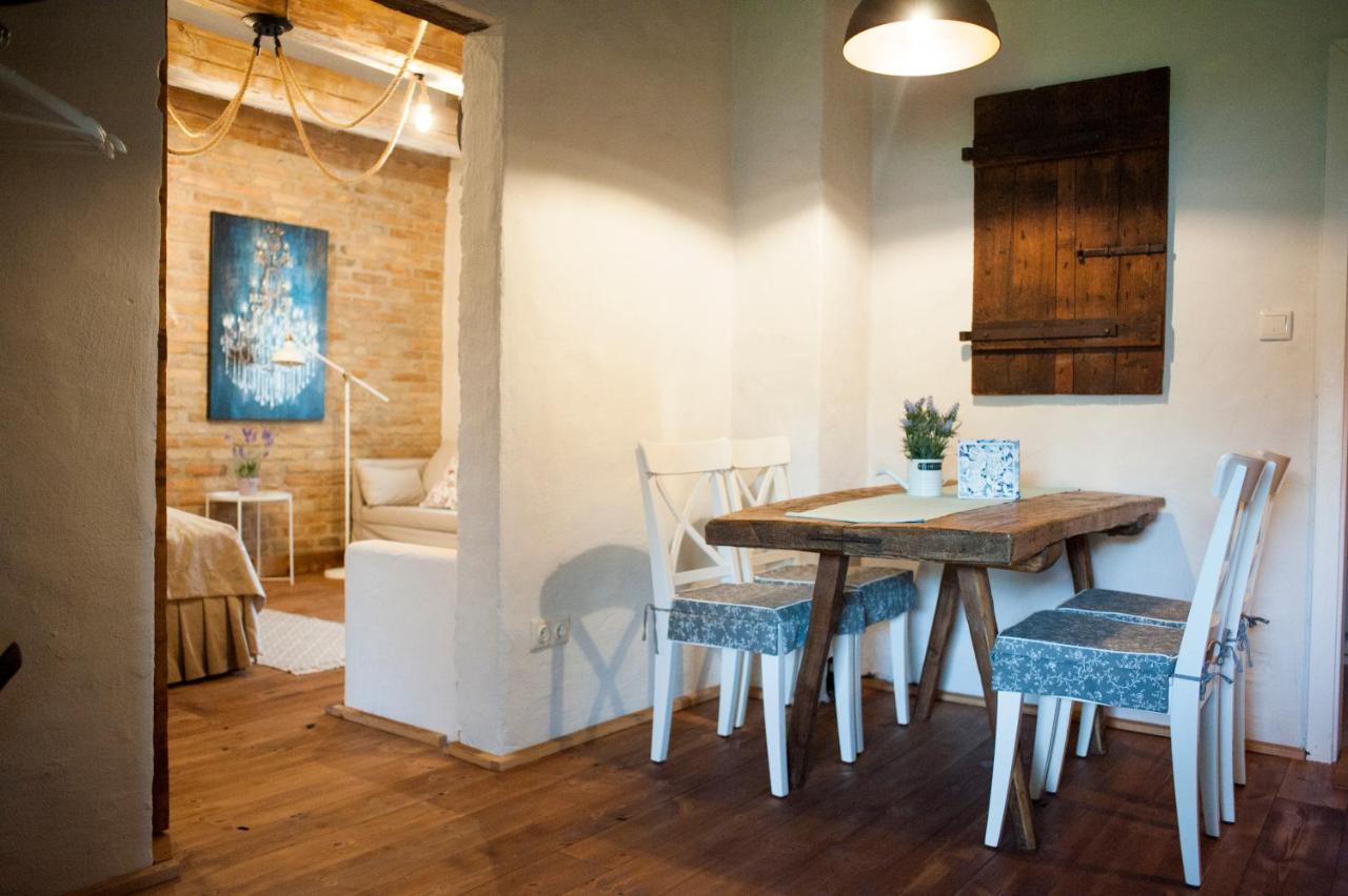 Pajta Apartman Es Vendeghaz Tata Exterior foto