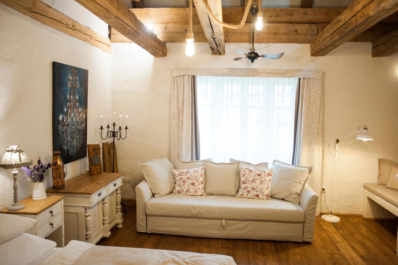 Pajta Apartman Es Vendeghaz Tata Exterior foto