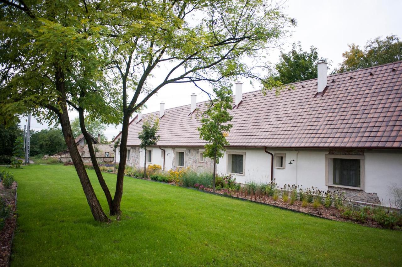 Pajta Apartman Es Vendeghaz Tata Exterior foto