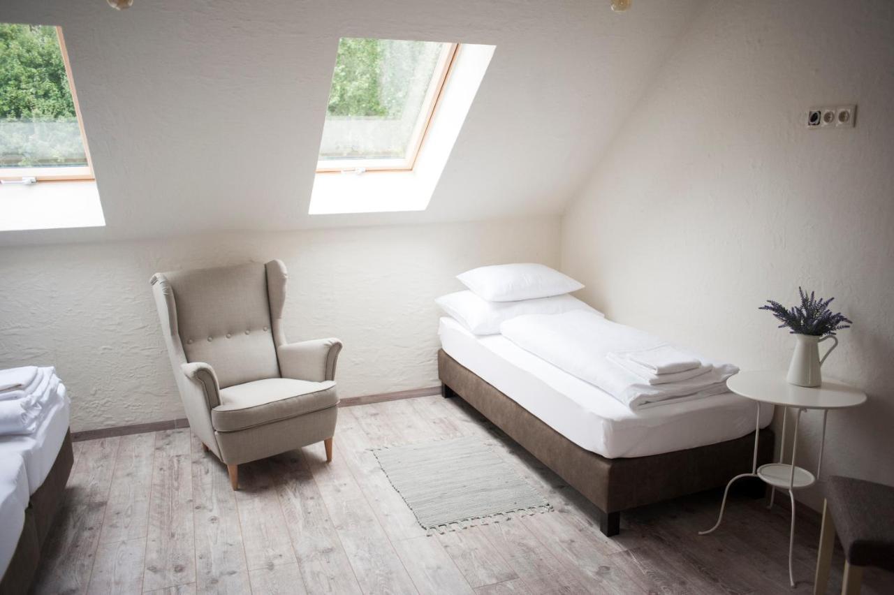 Pajta Apartman Es Vendeghaz Tata Exterior foto
