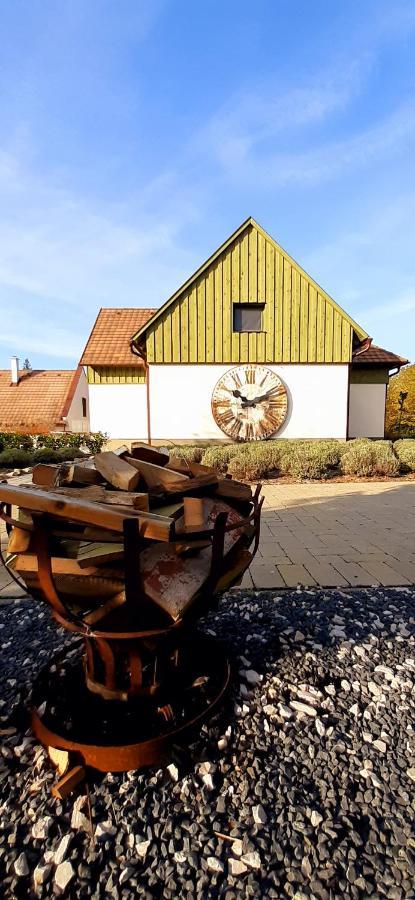 Pajta Apartman Es Vendeghaz Tata Exterior foto